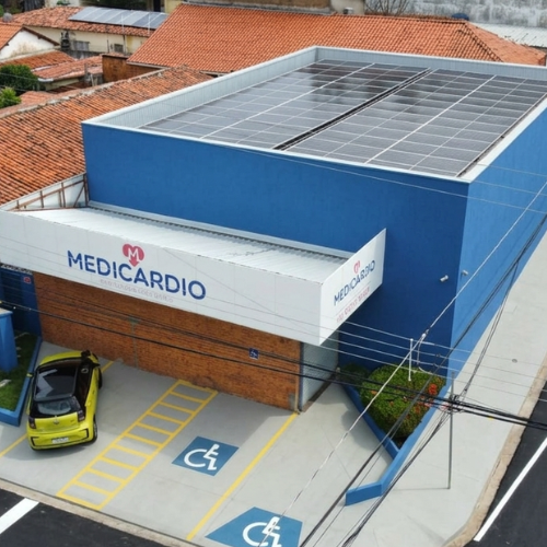 Sistema solar fotovoltaico instalado em telhado comercial